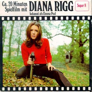 Box with photo of Diana Rigg holding a submachinegun in the woods, dressed in a red knit top and black trousers, with the text Ca. 20 Minuten Spielfilm mit DIANA RIGG bekannt als Emma Peel [Super 8]