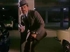 Marvin, disguised as Steed, plants Steed’s stolen gun at the scene of the murder