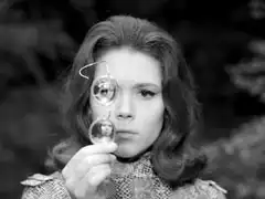 Roy Baker does Peter Hammond : Emma peers through Quince’s broken spectacles